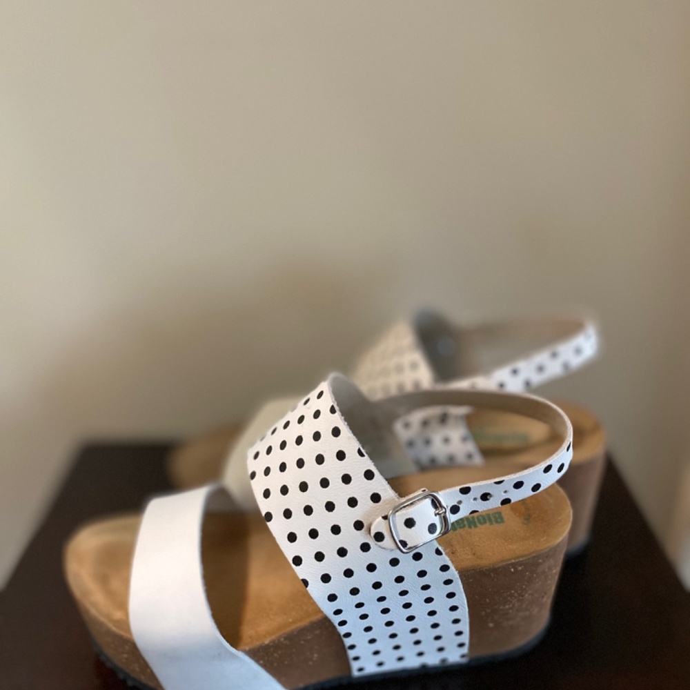 Shoes - Picture 2 of 7
